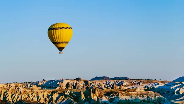 Foto Ravvicinata Della Mongolfiera Durante Volo Nelle Valli Della Cappadocia — Foto Stock