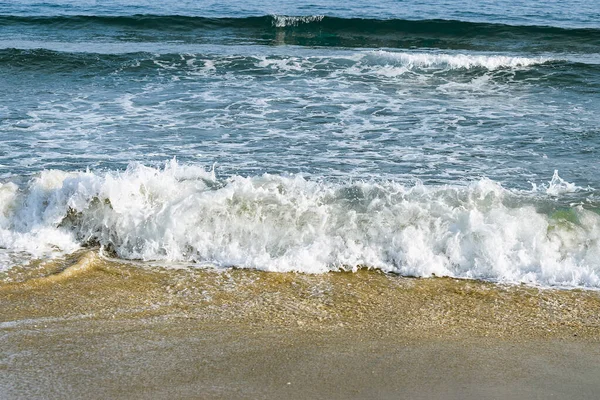 海浪冲刷在沙滩上 — 图库照片