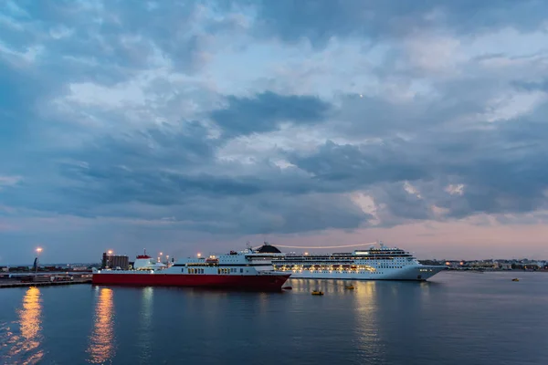 Barco Ferry Crucero Puerto Por Noche Durante Puesta Del Sol — Foto de Stock