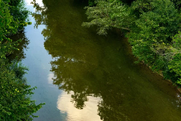 Flusswasser Mit Baumreflexion — Stockfoto