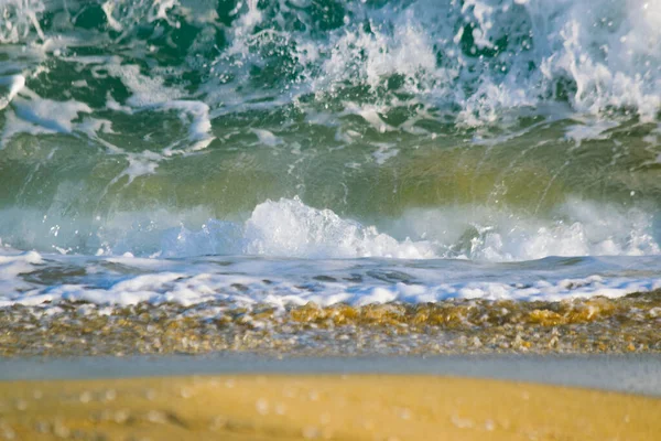 砂浜に波が打ち寄せる — ストック写真