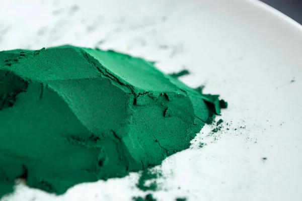 Bright Green Pigment Scattered White Plate — Stock Photo, Image
