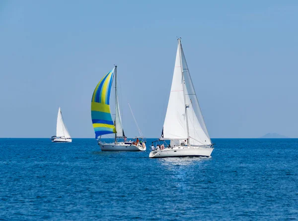Regatta Vitorlázás Kék Tengeren Napsütésben Yachting Kaland Koncepció — Stock Fotó