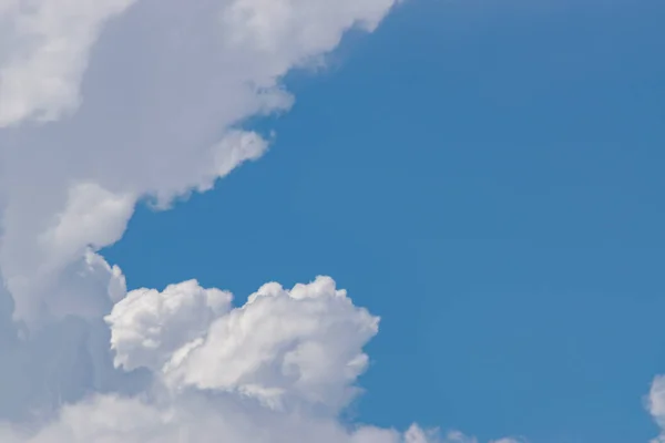 青い空と白い雲がテキストのためのスペースと. — ストック写真