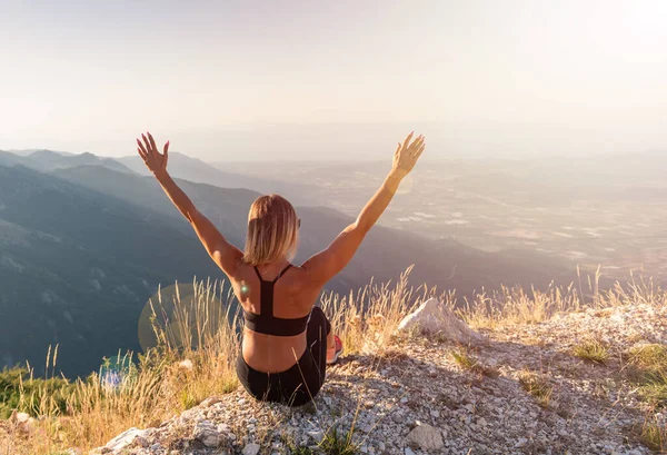 Young Blonde Woman Black Sportswear High Mountains — 스톡 사진