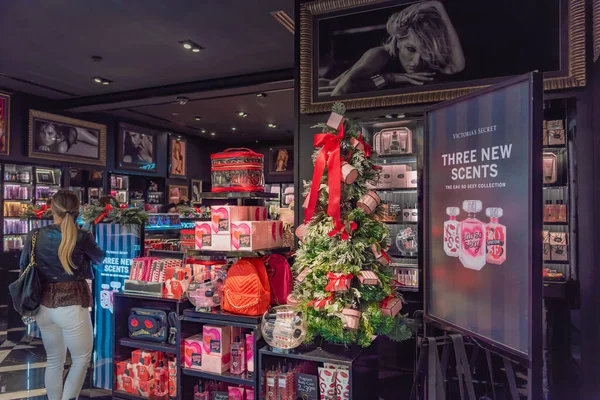 Thesszaloniki Görögország 2019 November Victoria Secret Store Frond Karácsonyfával Ajándékdobozokkal — Stock Fotó