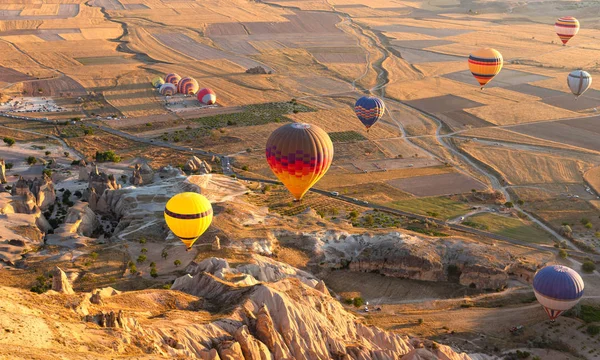 Uitzicht Van Boven Naar Kleurrijke Hete Lucht Ballonnen Vliegen Valleien — Stockfoto