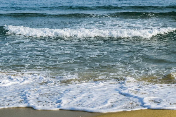 砂浜に波が打ち寄せる — ストック写真