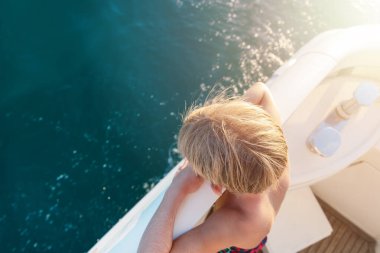 Yatta dinlenen tatlı çocuk.