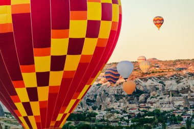 Kapadokya vadilerindeki uçuş sırasında sıcak hava balonunun yakın çekim görüntüsü.
