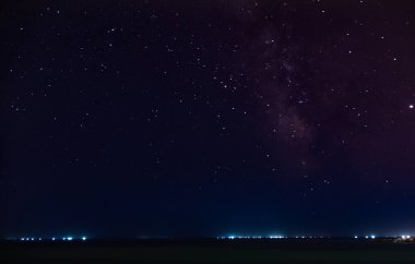 Yıldızlı gökyüzü ile geceleyin manzara
