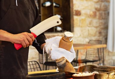 Garsonun yemek servisini yakından izleyin.