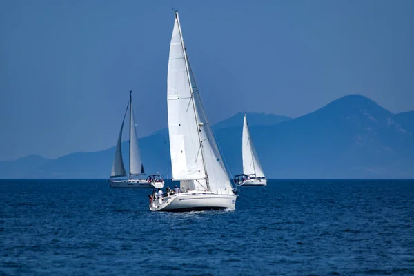 Tres Yates Vela Lujo Que Compiten Mar Azul Día Soleado — Foto de Stock