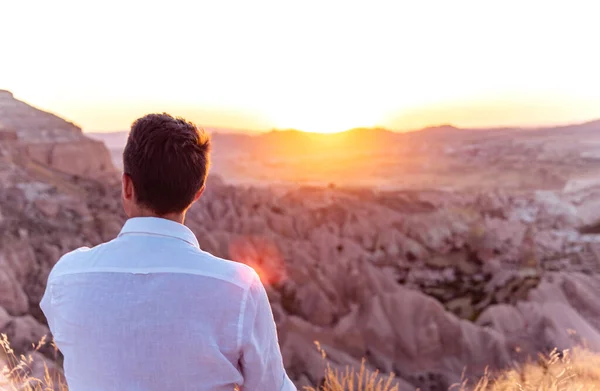 Hombre Disfrutando Puesta Sol Capadocia Turquía —  Fotos de Stock