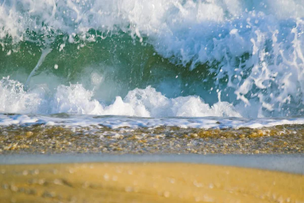 海浪冲刷在沙滩上 — 图库照片
