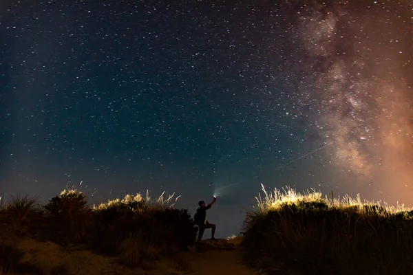 Landschaft Bei Nacht Mit Sternenhimmel Und Mann Mit Taschenlampe — Stockfoto