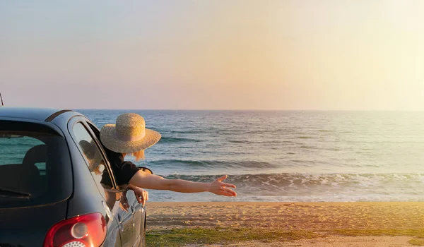 Woman Hat Enjoying Sea Sitting Car — Stock Photo, Image