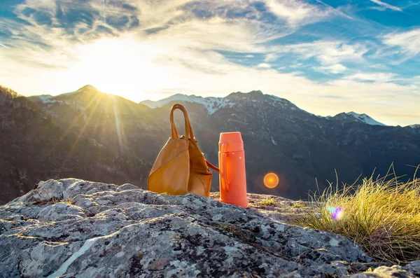 Ledertasche Mit Thermobecher Oben Auf Dem Berg — Stockfoto