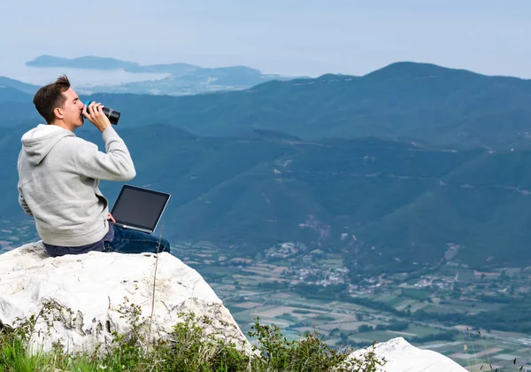 Jovem Com Laptop Sentado Topo Montanha Trabalhando Online Conceito Cobertura — Fotografia de Stock