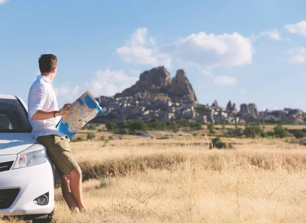 Young Male Tourist Looking Map Standing Car Mountains Background — Stock Photo, Image