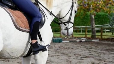 At binme dersleri sırasında beyaz atlı kadın, yakın çekim..