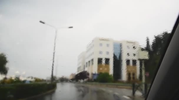 Σταγόνες Βροχής Στο Παρμπρίζ Θέα Από Μέσα Οδός Bokeh Από — Αρχείο Βίντεο