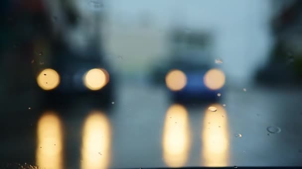 Regen Druppels Voorruit Zicht Van Binnenuit Straat Bokeh Van Bewegende — Stockvideo