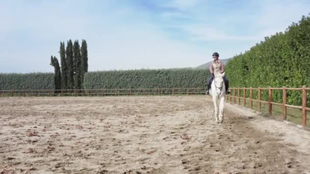 Mujer Montando Caballo Blanco Durante Lección Rancho — Vídeo de stock