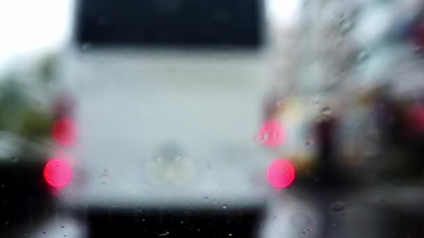 Ветровое Стекло Автомобиля Движущегося Улице Время Дождя Несфокусированные Фоновые Кадры — стоковое видео