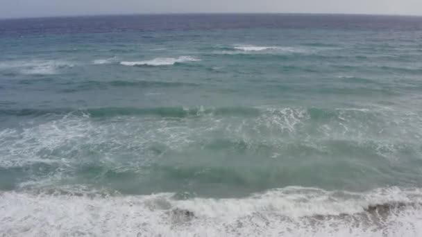 Vue aérienne sur la mer pendant la tempête .