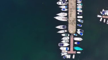 Rıhtımda demirli teknelerin hava görüntüsü, İHA 'lar doğrudan yukarıda.,