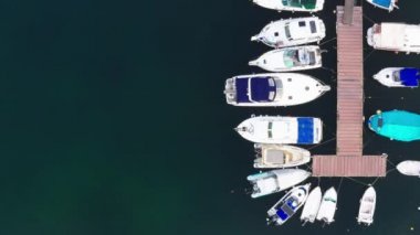 Rıhtımda demirli teknelerin hava görüntüsü, İHA 'lar doğrudan yukarıda.,