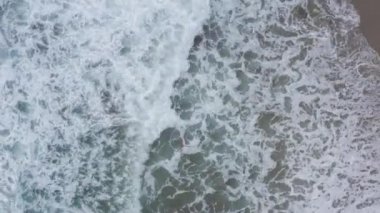 Fırtına deniz dalgaları kayalara ve kıyılara çarpıyor..