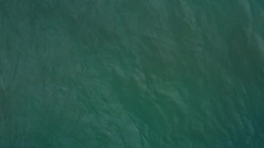 Dron atışını takiben deniz dalgalarının hava görüntüsü..