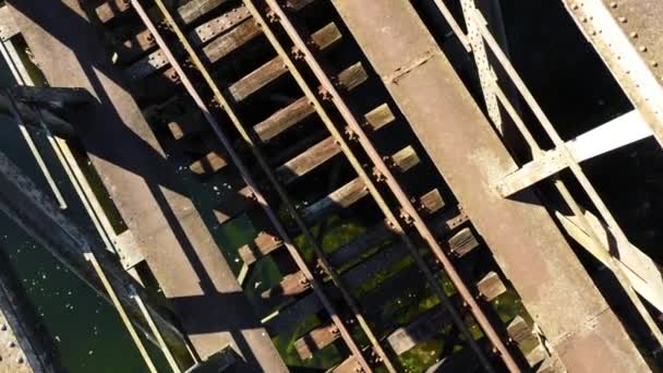 Беспилотный Снимок Подъема Над Железнодорожным Мостом Который Проходит Лесу Через — стоковое видео