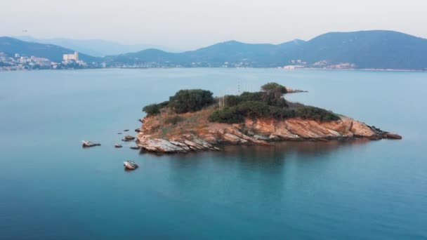 Mała Niezamieszkana Wyspa Środku Morza Egejskiego Pobliżu Wybrzeża Małym Miasteczkiem — Wideo stockowe