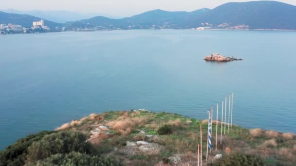 Невеликий Безлюдний Острів Посеред Егейського Моря Біля Узбережжя Невеликим Містечком — стокове відео