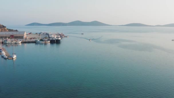 Luftaufnahme Von Industriehafen Und Fischerbooten Beim Segeln — Stockvideo