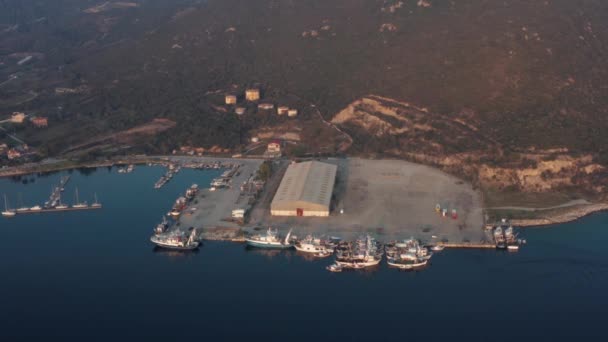 倉庫付き港の工業用漁船 空中風景 — ストック動画