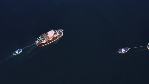 Dos Barcos Pesqueros Con Botes Navegando Lentamente Aguas Mar Azul — Vídeo de stock