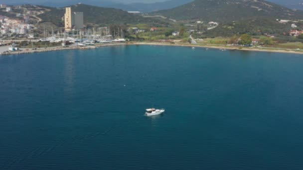 Vit Båt Seglar Långsamt Det Blå Havet Mot Kusten Med — Stockvideo