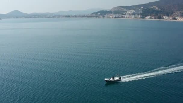 Sledování Letecké Záběry Motorový Člun Plachtění Rychle Moři Během Slunečného — Stock video