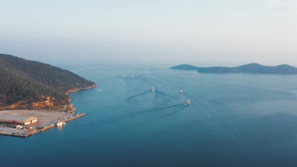 Barcos Pesca Industrial Navegando Lentamente Mar Egeo Drone Tiro Lentamente — Vídeo de stock