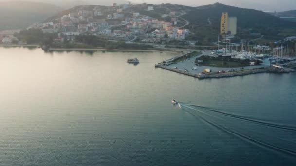 Vidéo Drone Paysage Survolant Mer Avec Voilier Moteur Quais Montagnes — Video
