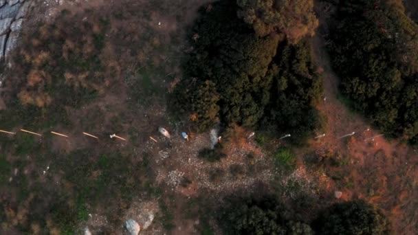 在蓝海中的一个无人居住的小岛上升起 无人机画面 — 图库视频影像