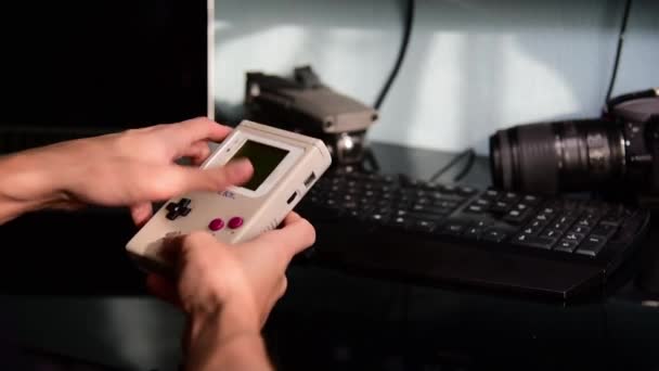 Człowiek Odkłada Bok Smartfona Chwyta Starą Konsolę Nintendo Game Boy — Wideo stockowe