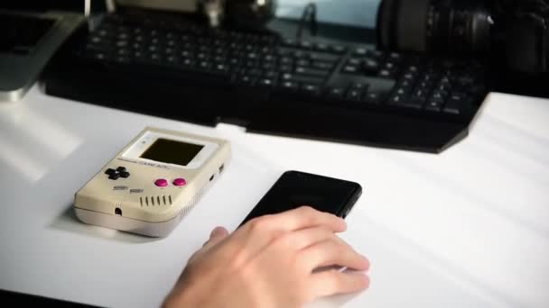 Människans Hand Försöker Välja Mellan Retro Nintendo Game Boy Spela — Stockvideo
