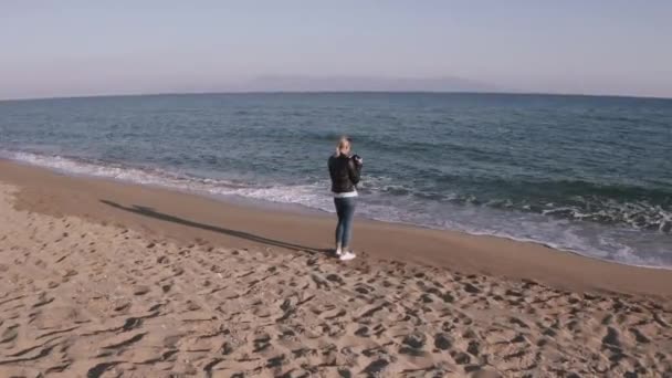 Mujer Fotógrafa Con Cámara Réflex Digital Tomando Fotos Playa Vacía — Vídeos de Stock