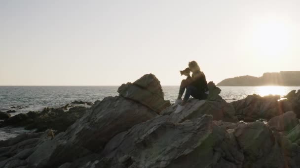日落时带着Dslr相机在空旷的海滩上拍照的女摄影师 — 图库视频影像
