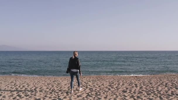 Kobieta Fotograf Aparatem Dslr Robi Zdjęcia Pustej Plaży Podczas Zachodu — Wideo stockowe
